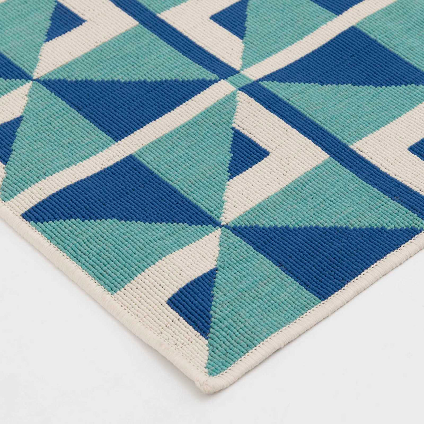 E503 Sunny Club Blue Pinwheel Primo Outdoor Accent Rug — detail view 2